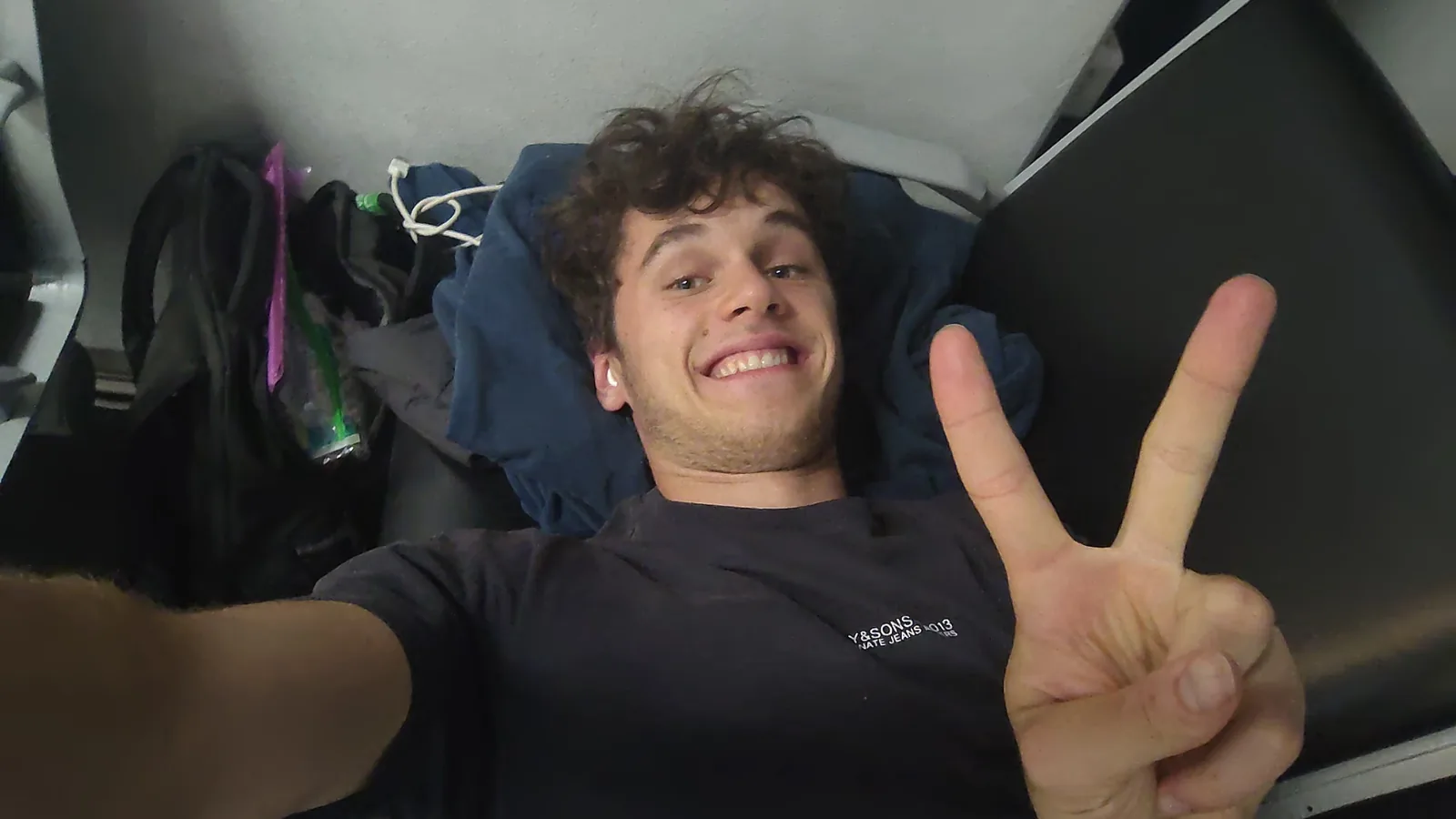 Filip odpočívá během náročného cestování