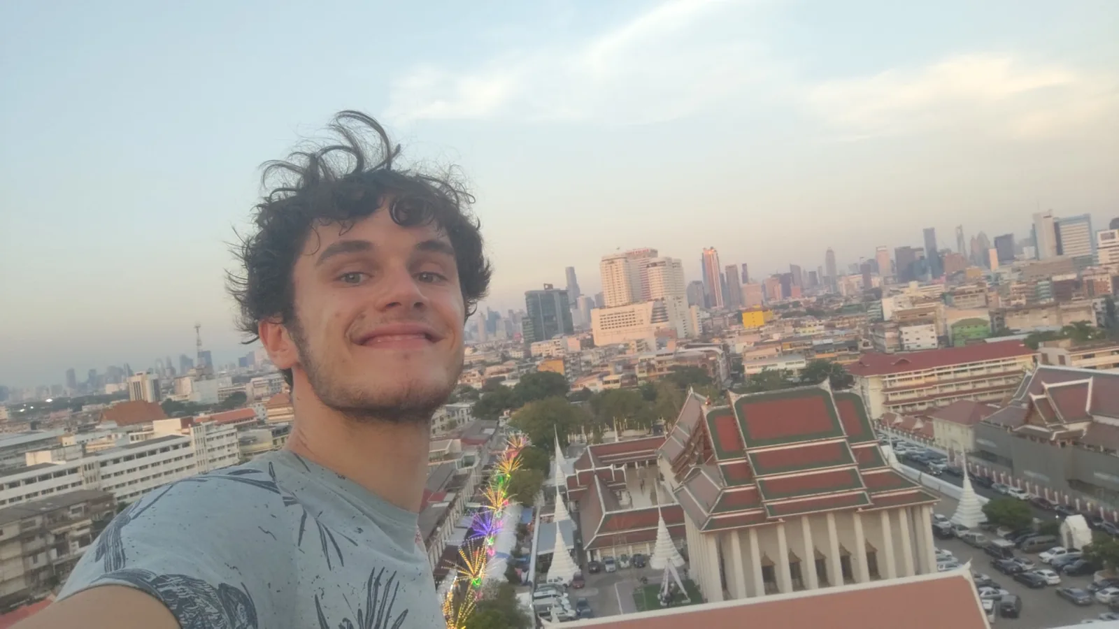 Filip nad thajskou ulicí během cestování v Bangkoku