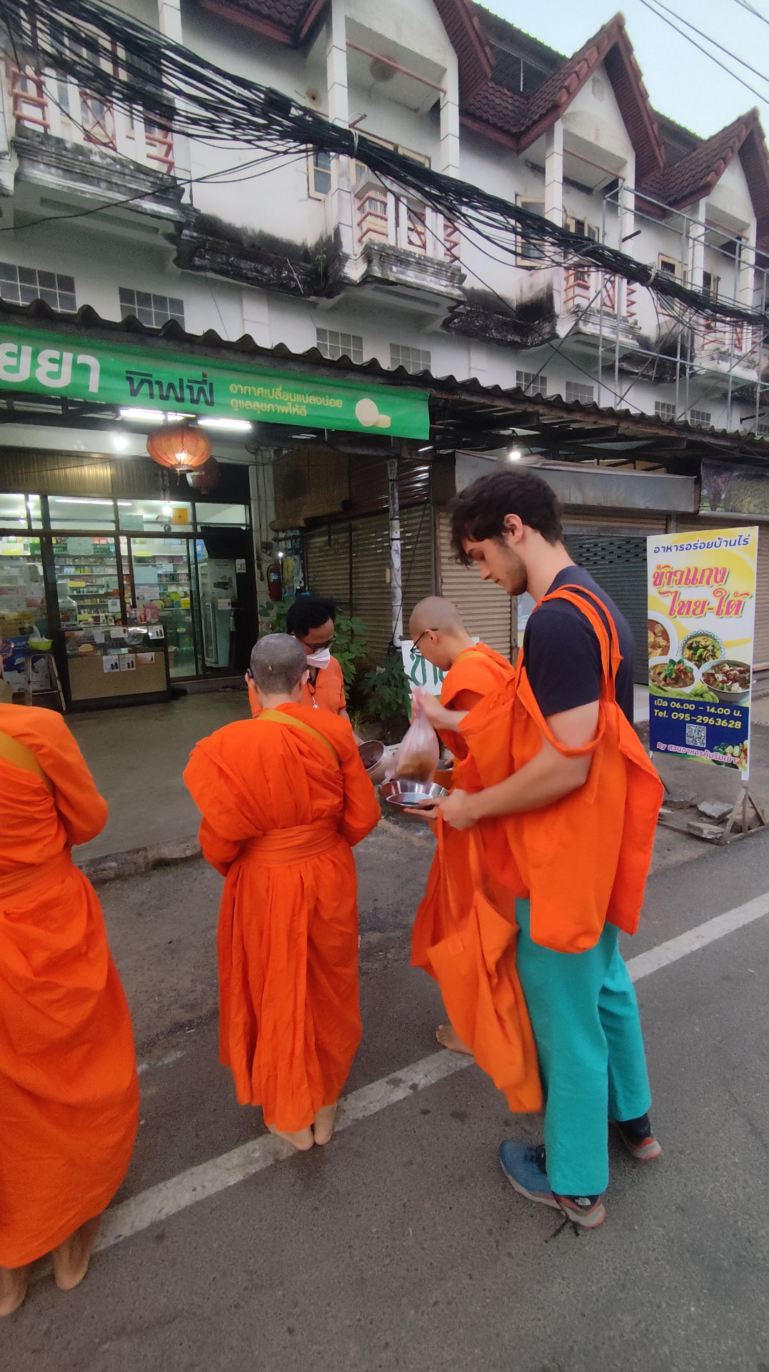 Ranní program s buddhistickými mnichy v Thajsku
