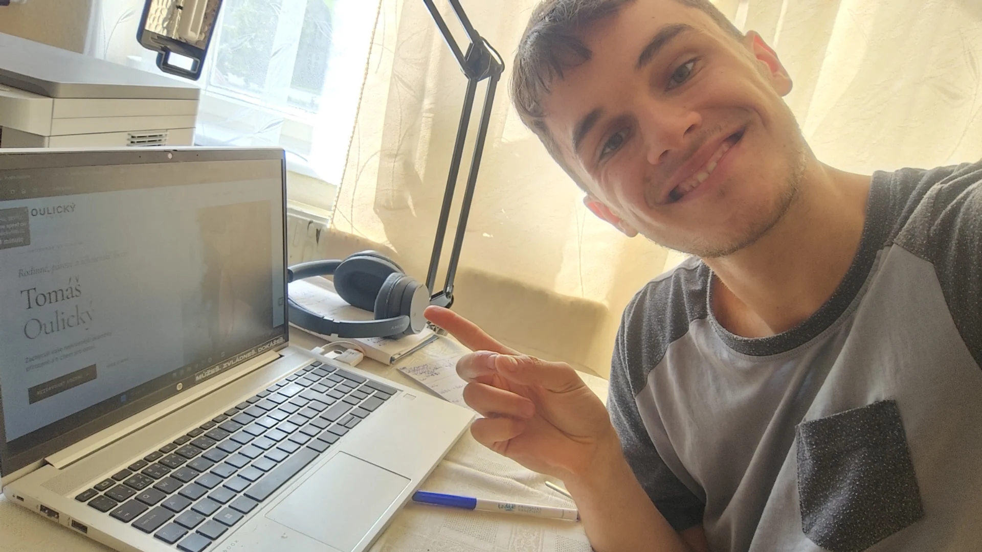Filip u notebooku při práci na webu pro klienta